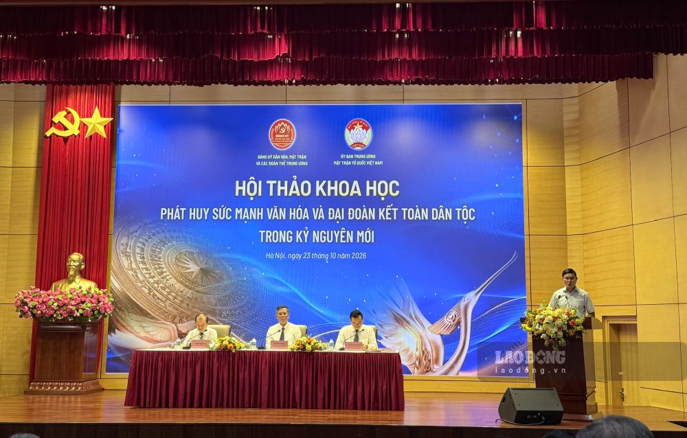 Ông Nguyễn Mạnh Kiên - Ủy viên Ban Thường vụ, Phó Trưởng ban Quan hệ Lao động Tổng Liên đoàn Lao động Việt Nam trình bày tham luận tại hội thảo. Ảnh: Trà My