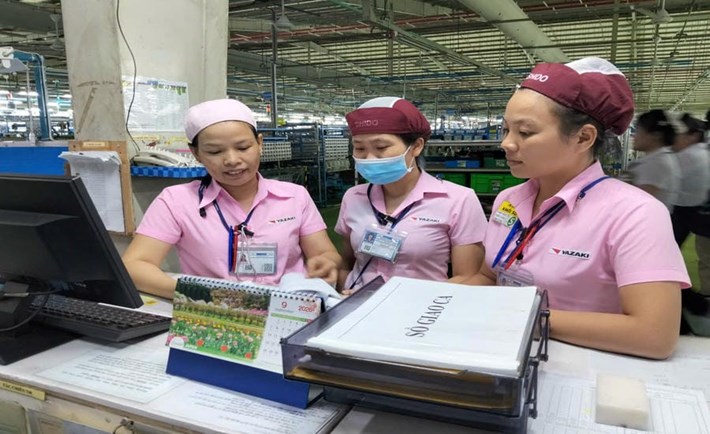 Mặc dù mang trọng bệnh, hoàn cảnh khó khăn, nhưng chị Huỳnh Thị Lý (trái ảnh), người đã có hơn 20 năm gắn bó với Công ty TNHH Yazaki EDS Việt Nam và có 39 sáng kiến, cải tiến trong giai đoạn 2022-2025. Ảnh: Nhân vật cung cấp