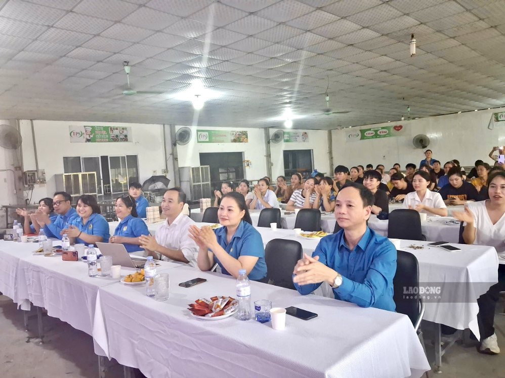 Ông Tống Đức Chiến - giám đốc Trung tâm Trung tâm Tư vấn và Hỗ trợ Người lao động tỉnh Phú Thọ tham dự buổi chương trình. Ảnh: Dương Bắc, chụp ngày 23/10/2026.