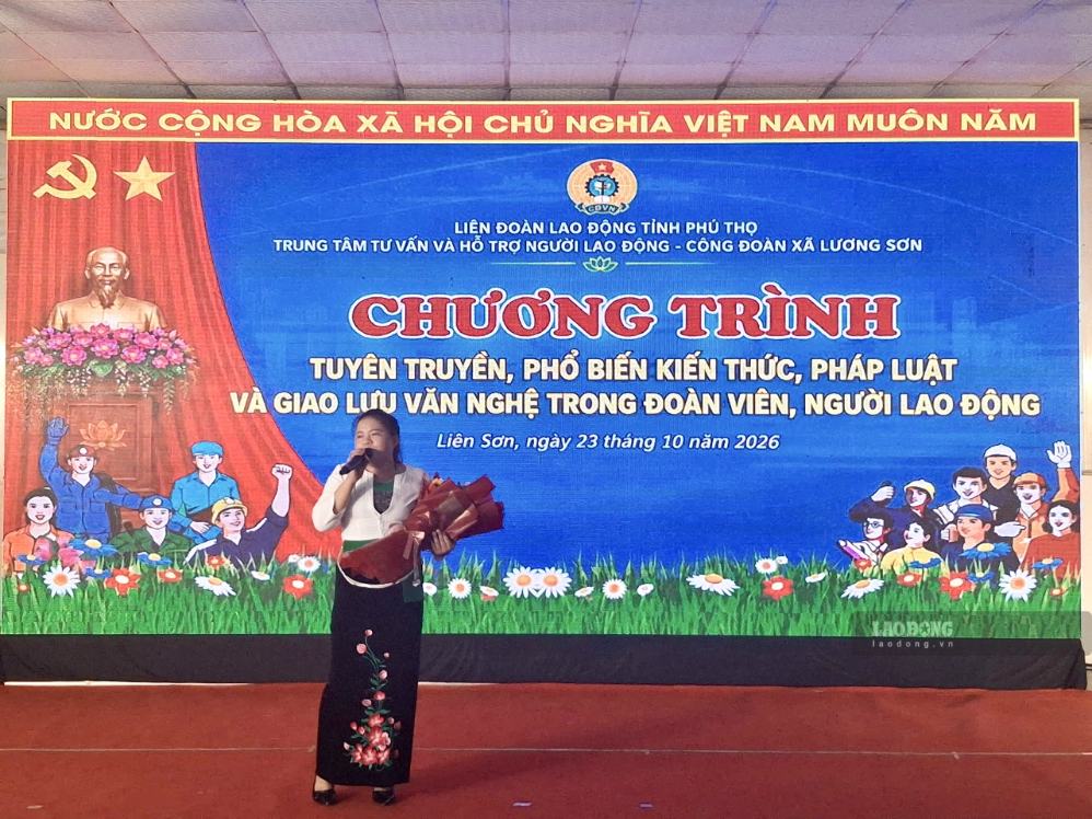 Đoàn viên công đoàn của Công ty Cổ phần Giầy Hồng An, xã Liên Sơn, tỉnh Phú Thọ tự tin trong phần giao lưu văn nghệ. Ảnh: Dương Bắc, chụp T10/2026.