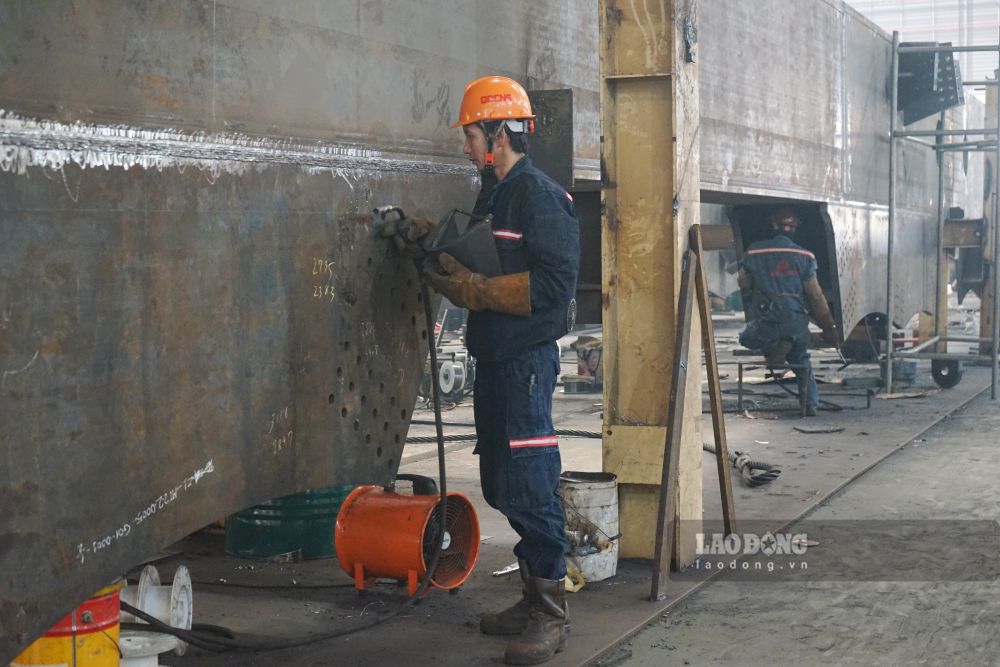 Anh Hoàng Ngọc Hiến làm việc tại tổ hàn. Ảnh: Quách Du (chụp ngày 23.10.2026)