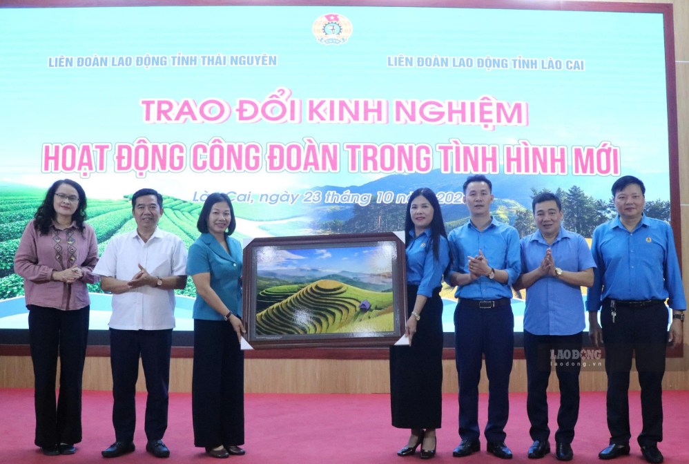 Hai đơn vị tặng hoa và quà lưu niệm. Ảnh: Mạnh Hùng