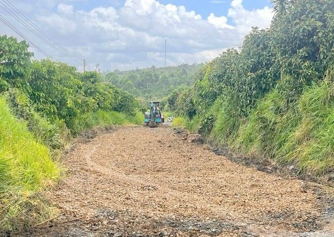 La policía de la comuna de Hòa Bắc moviliza recursos para reparar la carretera deteriorada, ayudando a la gente a viajar y producir más fácilmente. Foto: Policía de la comuna de Hòa Bắc