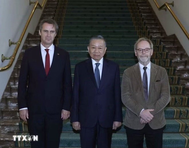 Tổng Bí thư, Chủ tịch nước Tô Lâm hội kiến Chủ tịch Hạ viện Peter De Roover (bên phải) và Chủ tịch Thượng viện Liên bang Bỉ Vincent Blondel. Ảnh: TTXVN

