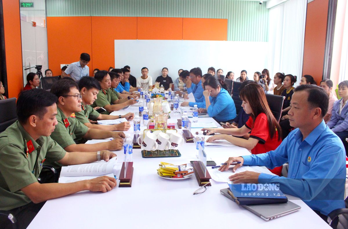 Ông Nguyễn Thanh Tuấn (bìa phải ảnh)- Phó Chủ tịch LĐLĐ tỉnh Đồng Tháp tại Hội nghị sơ kết 1 năm triển khai thí điểm mô hình Công nhân 5 không tại Công ty Cổ phần Chế biến và Xuất nhập khẩu Thủy sản Cadovina. Ảnh: Thanh Mai