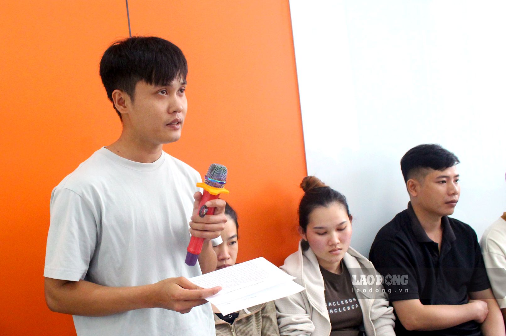 Anh Huỳnh Văn Lợi, công nhân Tổ Cá xẻ bướm, phát biểu tại hội nghị. Ảnh: Thanh Mai