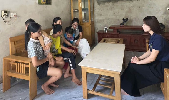 Vợ chồng chị Đỗ Thị Huy gặp nhiều khó khăn khi 3 người con đều mắc bệnh. Ảnh: Khánh Thu
