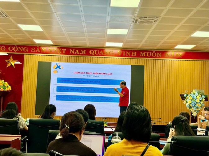 Công đoàn phường Kim Liên tập huấn an toàn vệ sinh lao động cho đội ngũ cán bộ công đoàn. Ảnh: Công đoàn phường

