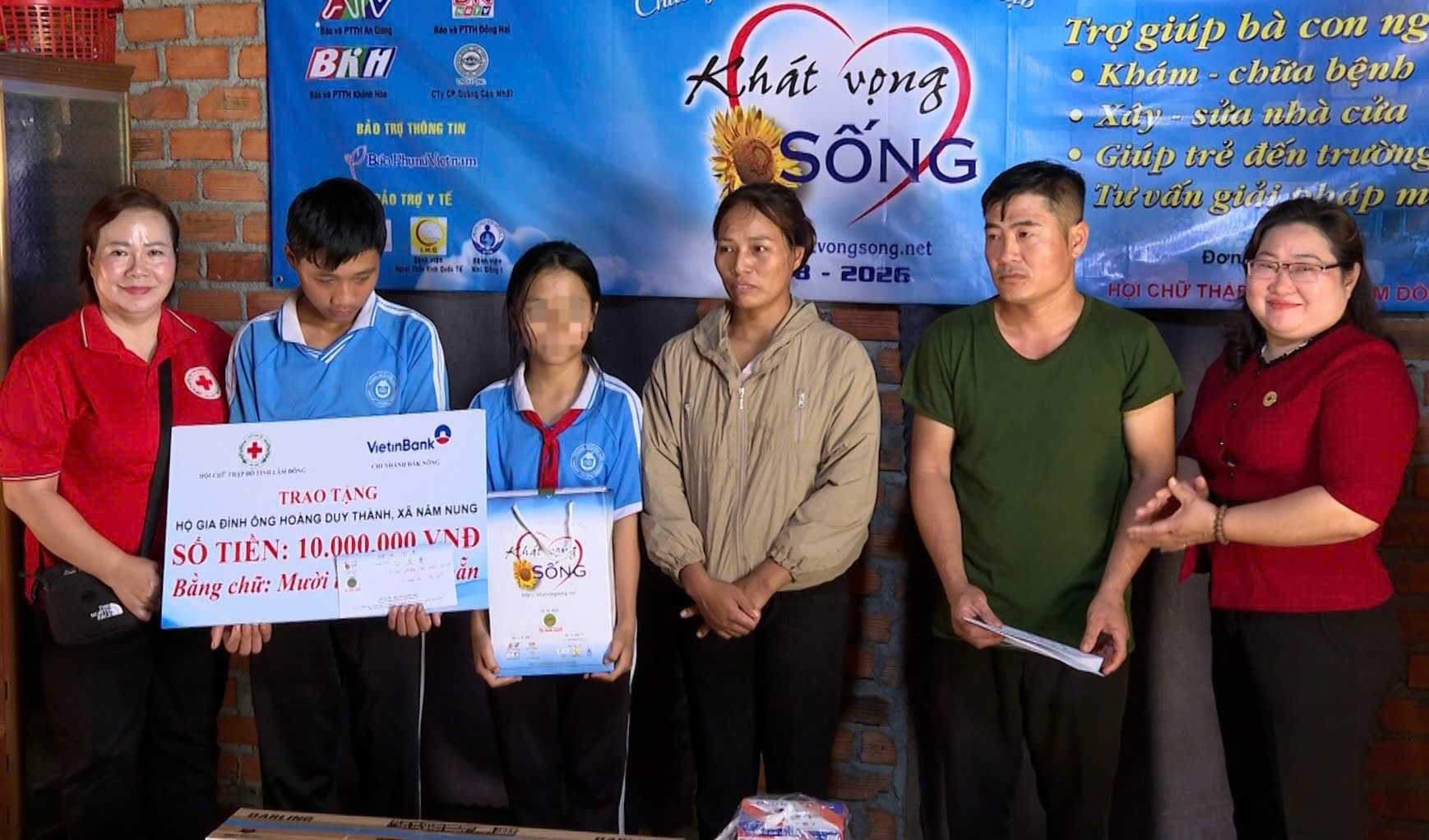 Ban tổ chức trao kinh phí hỗ trợ cho các gia đình khó khăn tại xã Nâm Nung. Ảnh: Hội Chữ thập đỏ Lâm Đồng