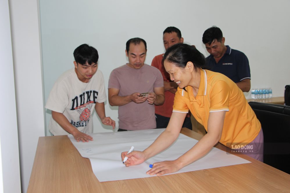 Người lao động tham gia thực hiện các hoạt động trao đổi, nhận diện về hành vi quấy rối tình dục tại nơi làm việc. Ảnh: Phương Linh