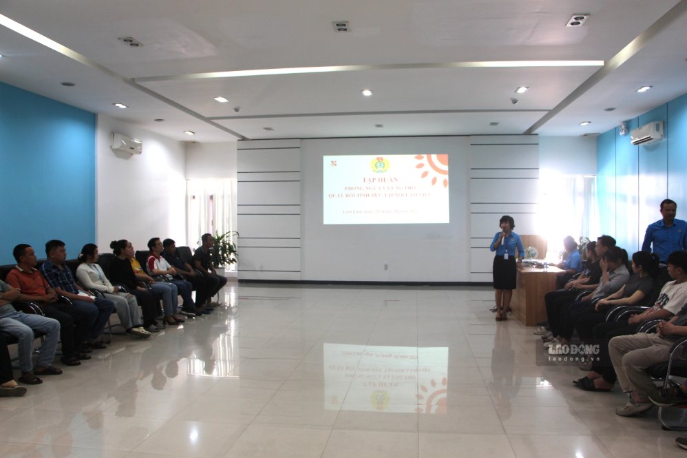 Công đoàn Khánh Hòa tập huấn nâng kỹ năng phòng ngừa quấy rối tình dục tại nơi làm việc cho người lao động. Ảnh: Phương Linh