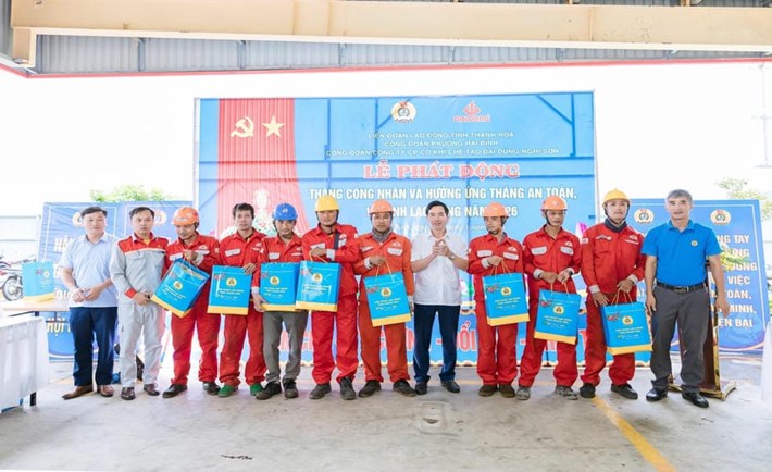 Công đoàn Công ty Cổ phần Cơ khí chế tạo Đại Dũng Nghi Sơn trao quà đến đoàn vên, người lao động. Ảnh: Quách Du