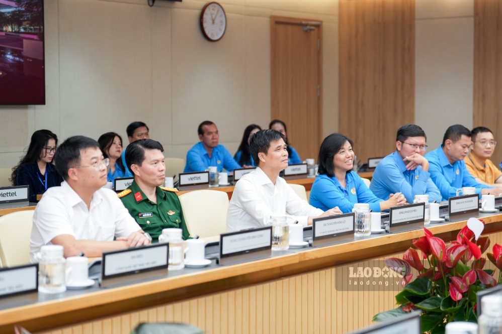Chương trình còn có sự tham dự của 10 Công nhân Việt Nam tiêu biểu toàn quốc năm 2026. Ảnh: Hữu Chánh.