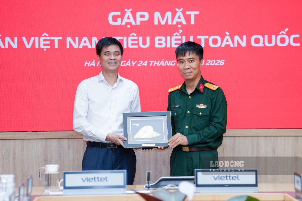 Đại diện Tổng Liên đoàn Lao động Việt Nam và Viettel tặng quà lưu niệm nhân buổi thăm, làm việc vào ngày 24.10. Ảnh: Hữu Chánh. 
