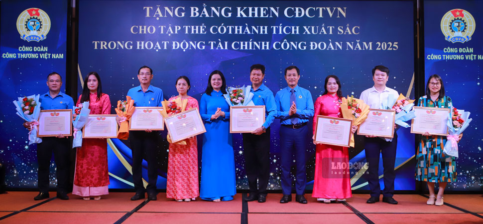 Tặng bằng khen cho các tập thể, cá nhân có thành tích xuất sắc. Ảnh: Hoài Phương