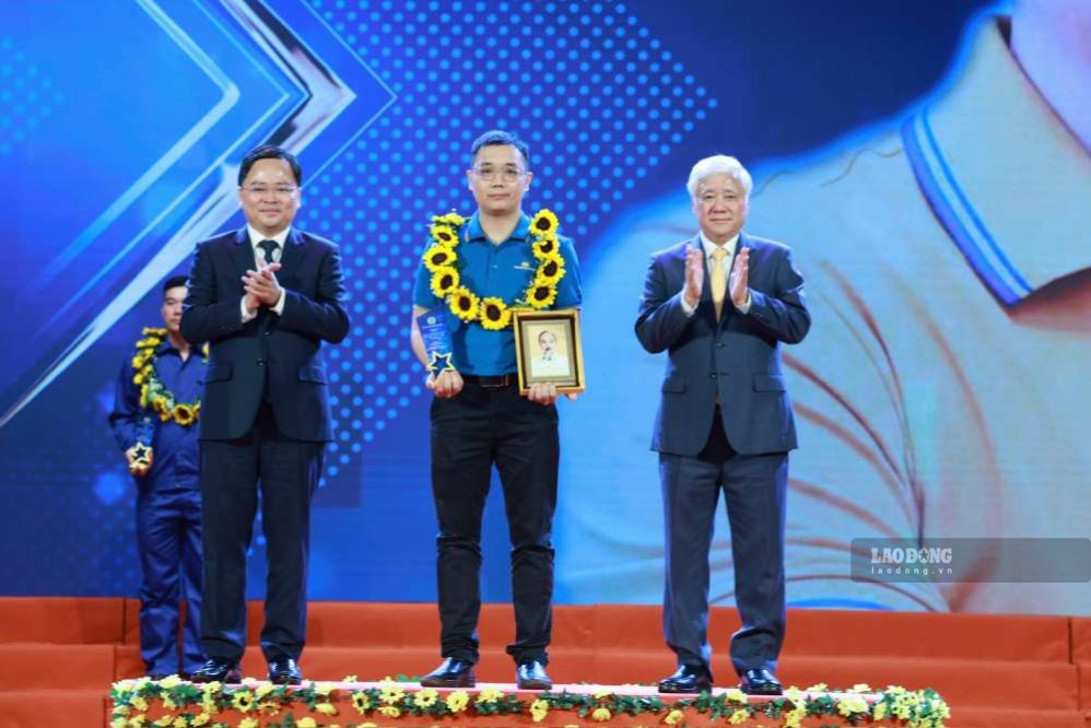 Ông Đỗ Văn Chiến - Ủy viên Bộ Chính trị, Phó Chủ tịch Thường trực Quốc hội và ông Nguyễn Anh Tuấn - Ủy viên Trung ương Đảng, Chủ tịch Tổng LĐLĐVN - trao biểu trưng của chương trình cho anh Nguyễn Bá Vương - Ban Kỹ thuật, Tổng Công ty Hàng không Việt Nam (Công đoàn Tổng Công ty Hàng không Việt Nam). Ảnh: Hải Nguyễn 