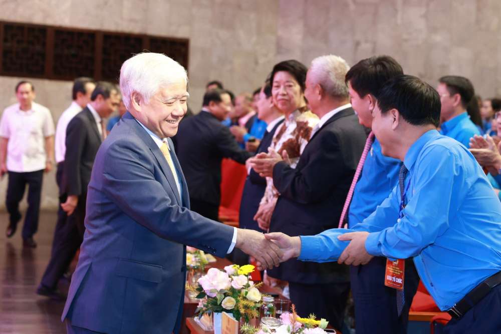 Ông Đỗ Văn Chiến - Ủy viên Bộ Chính trị, Phó Chủ tịch Thường trực Quốc hội - bắt tay các đại biểu tham dự chương trình. Ảnh: Hải Nguyễn 