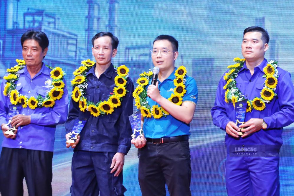 Các công nhân chia sẻ cảm xúc sau khi được tuyên dương. Ảnh: Tô Thế 