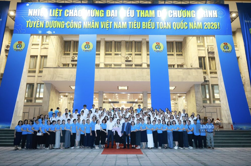 Ông Ngọ Duy Hiểu - Phó Chủ tịch Thường trực Tổng Liên đoàn Lao động Việt Nam - với công nhân lao động Tổng Công ty May 10 - CTCP. Ảnh: Hải Nguyễn 