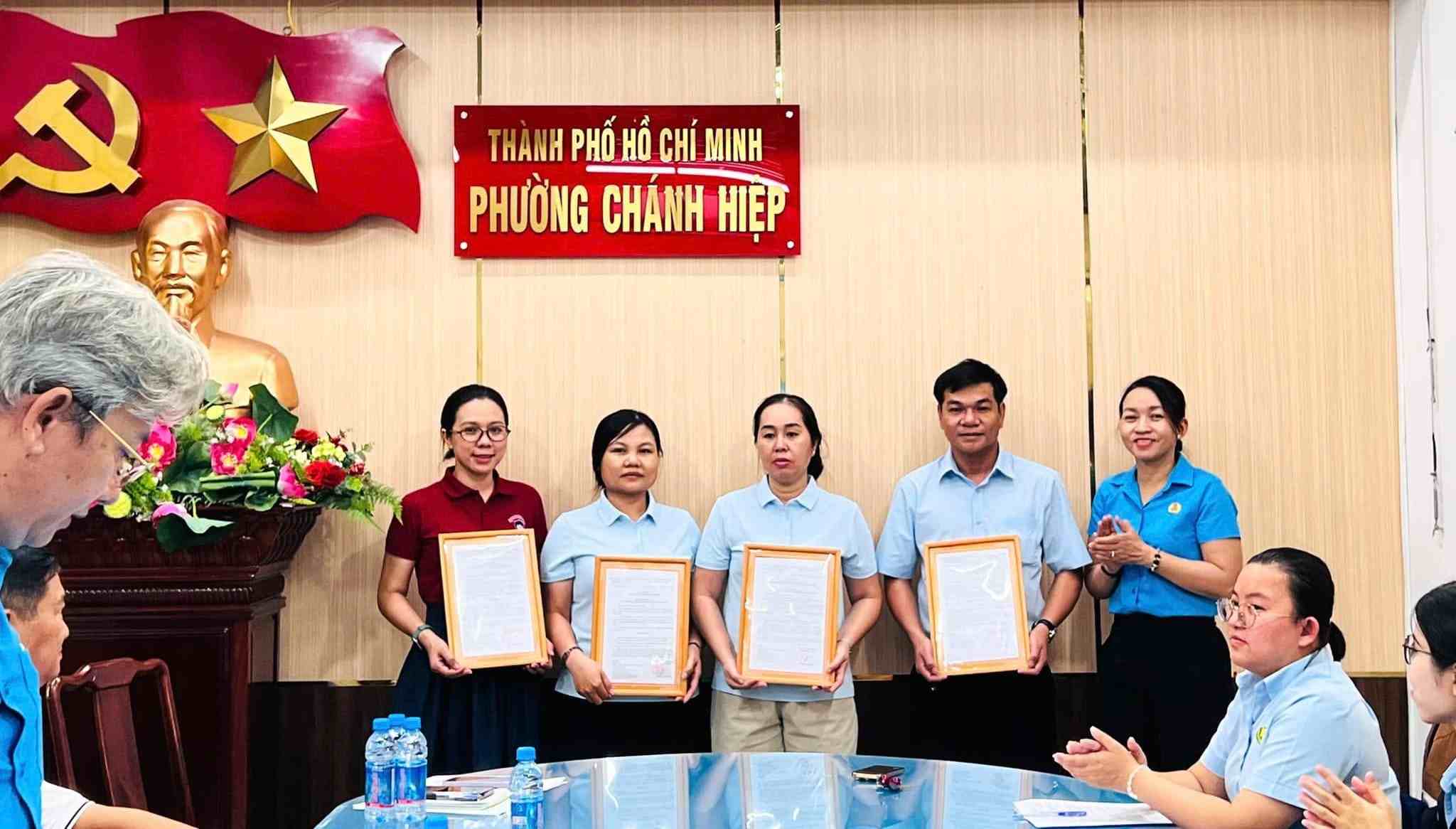 Công đoàn phường Chánh Hiệp trao quyết định của LĐLĐ TPHCM thành lập CĐCS trên địa bàn. Ảnh: Công đoàn phường Chánh Hiệp