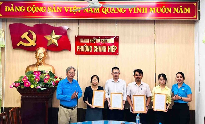 Công đoàn phường Chánh Hiệp trao quyết định của LĐLĐ TPHCM thành lập CĐCS trên địa bàn. Ảnh: Công đoàn phường Chánh Hiệp