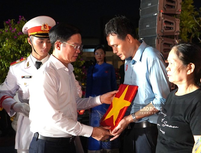 Lãnh đạo Ủy ban MTTQ Việt Nam TP Hải Phòng trao di ảnh phục dựng chân dung Anh hùng liệt sĩ tặng các gia đình người có công dịp 27.7.2026. Ảnh: Mai Dung