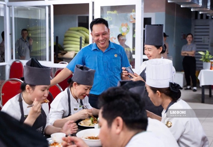 Le président du syndicat du quartier de Phu Thuy (province de Lam Dong) rend visite et encourage les travailleurs au repas syndical. Photo: Pham Duy (prise en octobre 2026).