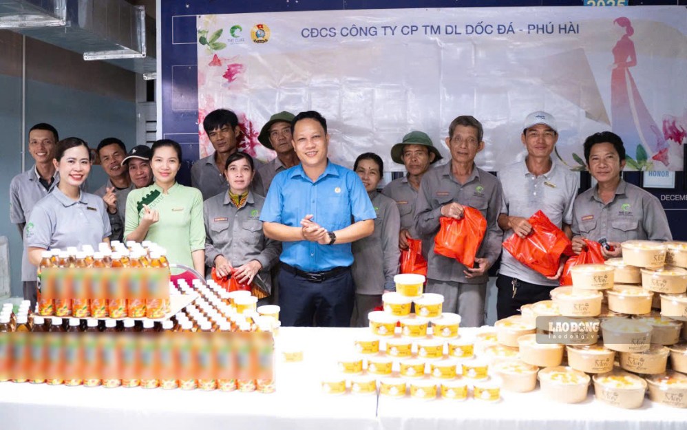 Đoàn viên được tặng thêm bánh, nước, để tăng thêm năng lượng sau khi dùng Bữa cơm Công đoàn. Ảnh: Phạm Duy (chụp tháng 10.2026).