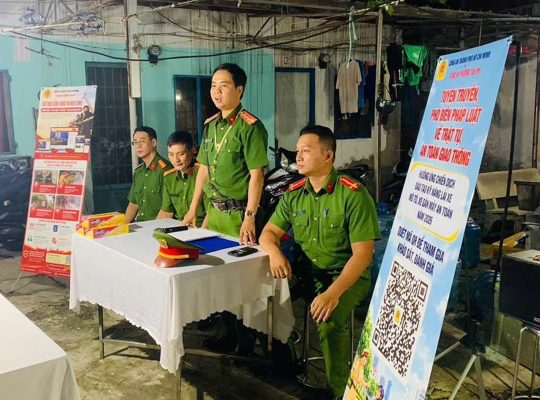 Công an phường Tân Mỹ đưa pháp luật đến gần với người lao động. Ảnh: Công an phường Tân Mỹ (chụp tối 23.10)
