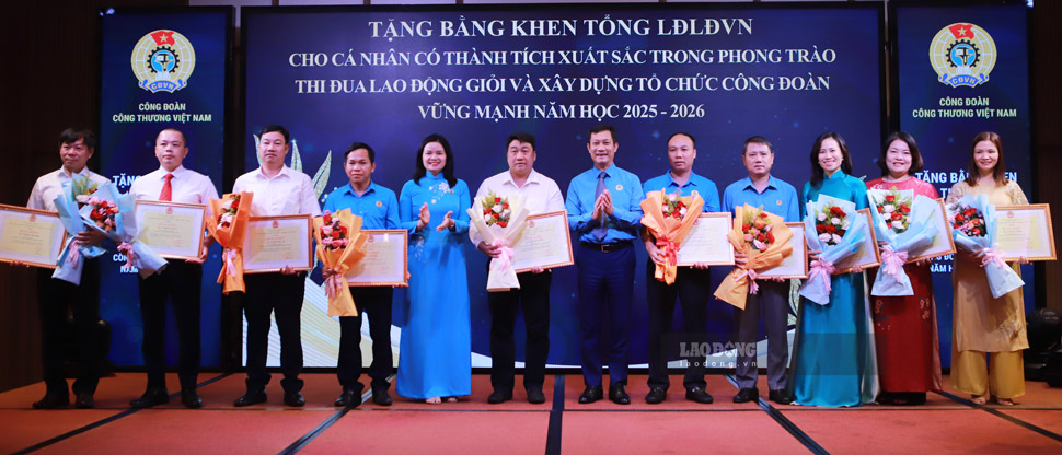 Trao cờ thi đua, bằng khen cho các tập thể, cá nhân có thành tích xuất sắc. Ảnh: Hoài Phương