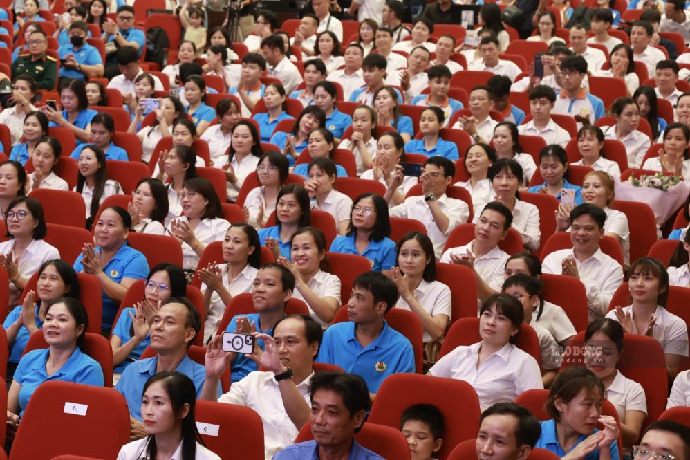 Các đại biểu tới tham dự chương trình. Ảnh: Hải Nguyễn