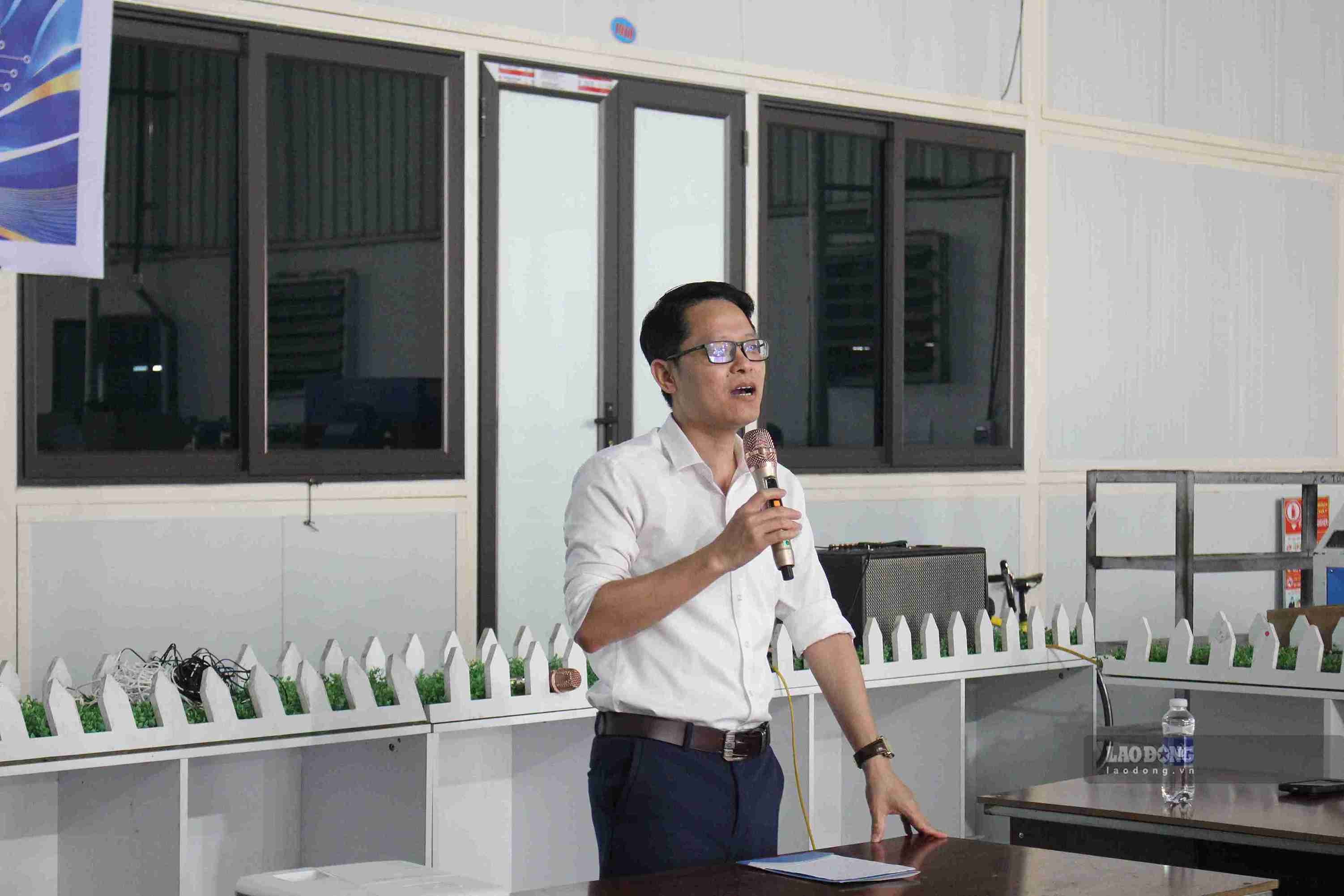 Ông Nguyễn Văn Định - Giám đốc Bảo hiểm xã hội cơ sở Quỳnh Phụ, trực tiếp phổ biến các quy định pháp luật về bảo hiểm. Ảnh: Mai Hương