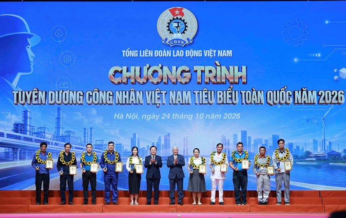 El Sr. Do Van Chien - Miembro del Buró Político, Vicepresidente Permanente de la Asamblea Nacional y el Sr. Nguyen Anh Tuan - Miembro del Comité Central del Partido, Presidente de la Confederación General del Trabajo de Vietnam felicitan a los 10 trabajadores vietnamitas destacados a nivel nacional en 2026. Foto: Hai Nguyen
