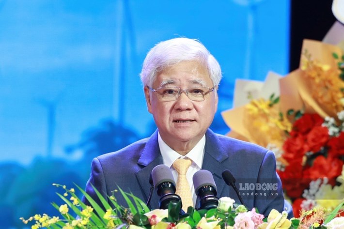 ドー・ヴァン・チエン政治局委員、国会常任副議長とグエン・アイン・トゥアン党中央委員、ベトナム労働総同盟委員長は、2026年の全国の模範的なベトナム人労働者10人を祝福しました。写真:ハイ・グエン