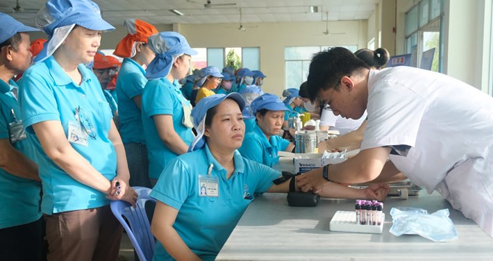 市労働組合連合会は、シナランベトナム有限会社の230人の女性組合員、労働者に健康診断とカウンセリングを実施しました。写真:ダナン労働組合