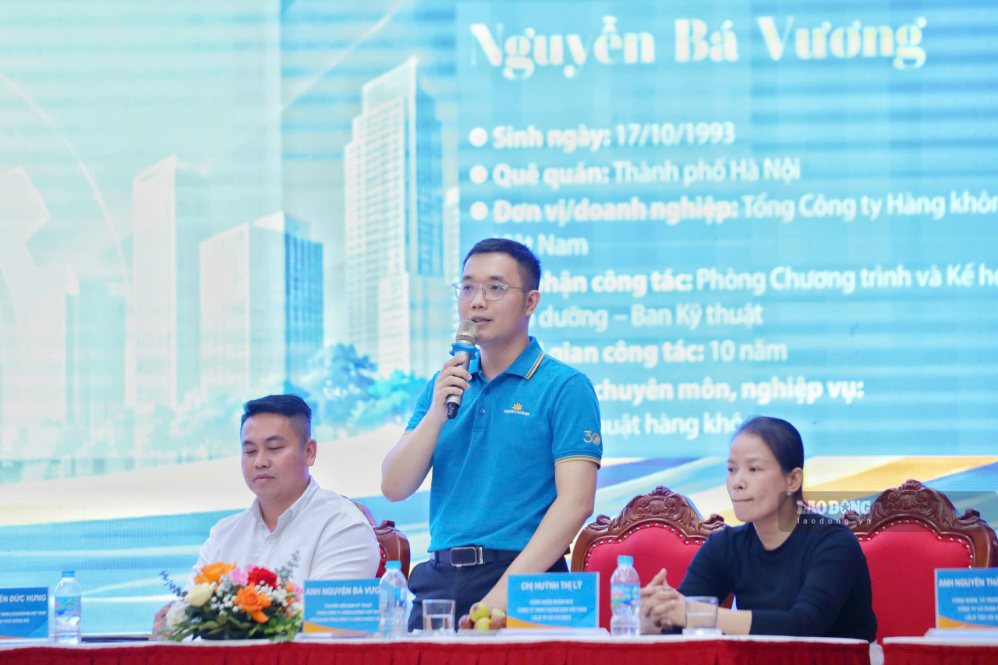 Anh Nguyễn Bá Vương giao lưu với giảng viên, sinh viên trường Đại học Công đoàn. Ảnh: Tô Thế