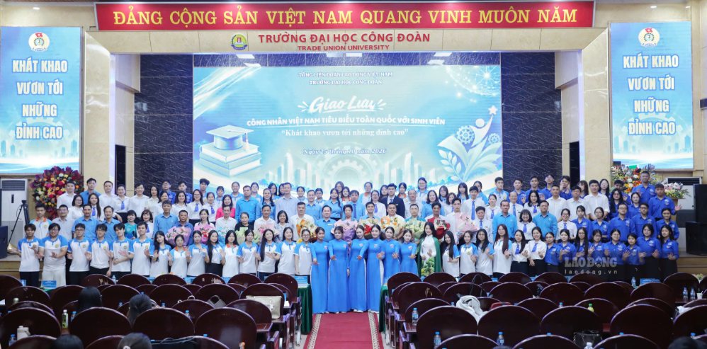 Đại biểu, khách mời tham dự buổi giao lưu chụp ảnh lưu niệm. Ảnh: Tô Thế 