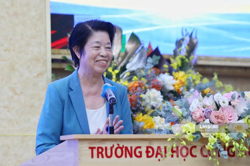 Anh hùng Lao động Cù Thị Hậu - nguyên Ủy viên Trung ương Đảng, nguyên Chủ tịch Tổng LĐLĐVN - chia sẻ tại buổi giao lưu. Ảnh: Tô Thế