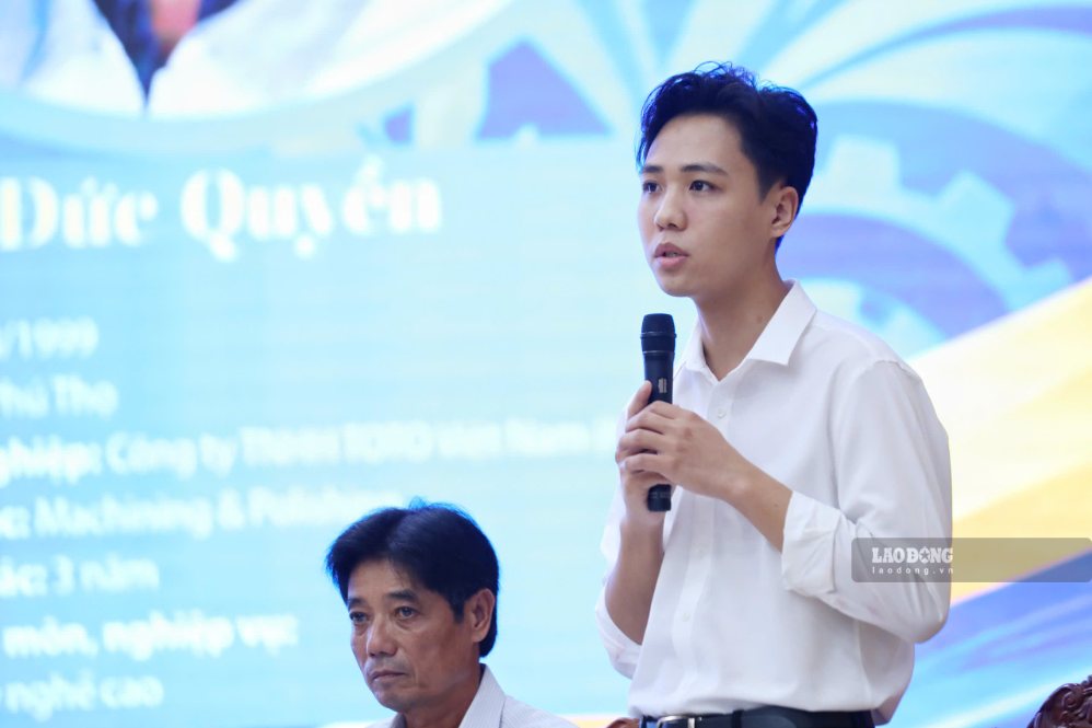 Anh Nguyễn Đức Quyền - công nhân Công ty TNHH TOTO Việt Nam - trả lời câu hỏi tại buổi giao lưu. Ảnh: Hữu Chánh