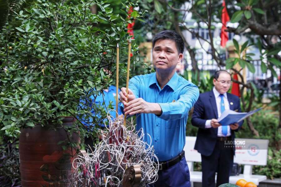 Lãnh đạo Tổng Liên đoàn Lao động Việt Nam, lãnh đạo Trường Đại học Công đoàn cùng các khách mời, công nhân tiêu biểu dâng hương tại Tượng đài Chủ tịch Hồ Chí Minh. Ảnh: Tô Thế