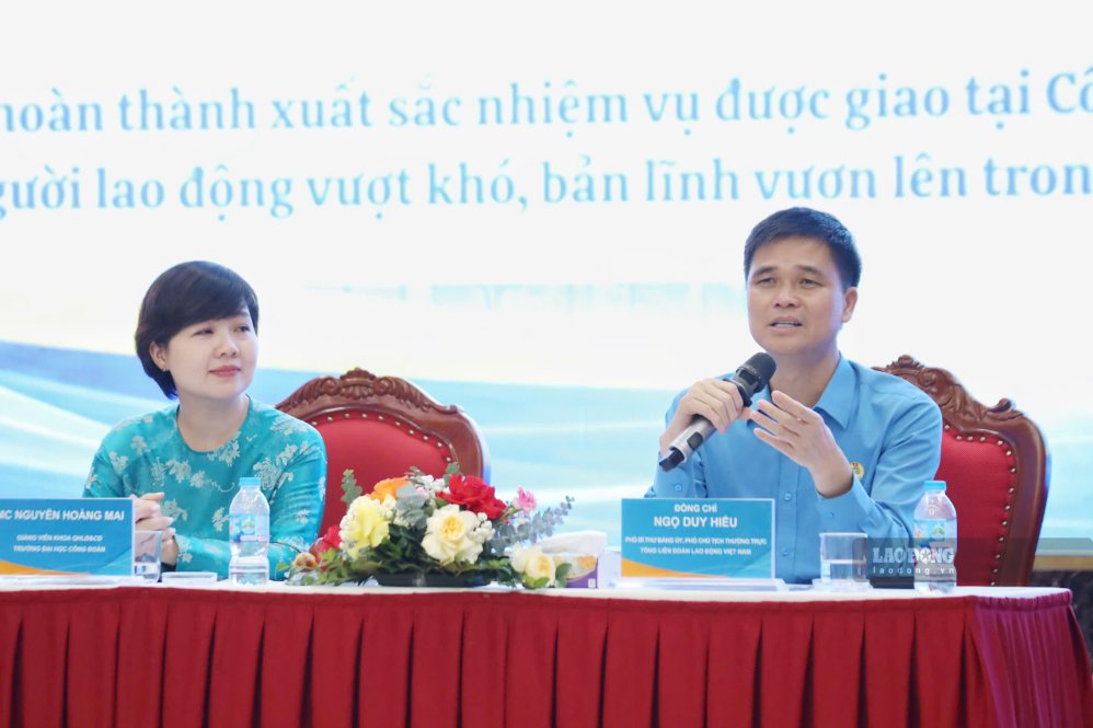 Phó Chủ tịch Thường trực Tổng LĐLĐ Việt Nam Ngọ Duy Hiểu điều phối phần giao lưu giữa các công nhân tiêu biểu với giảng viên, sinh viên trường Đại học Công đoàn. Ảnh: Tô Thế