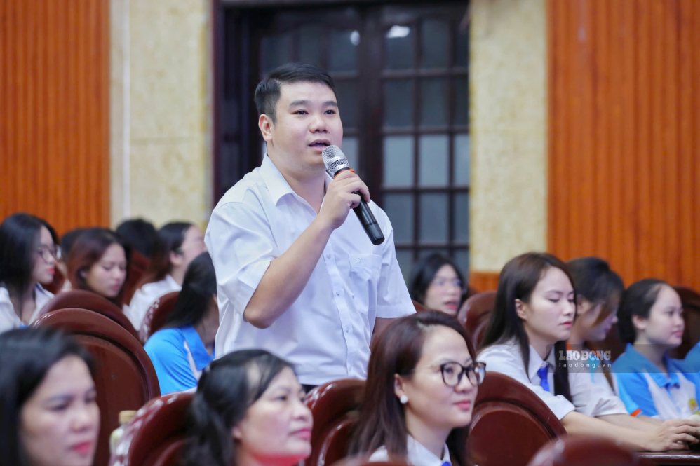 Giảng viên trường Đại học Công đoàn đặt câu hỏi đến anh Nguyễn Thành Ngôn. Ảnh: Tô Thế