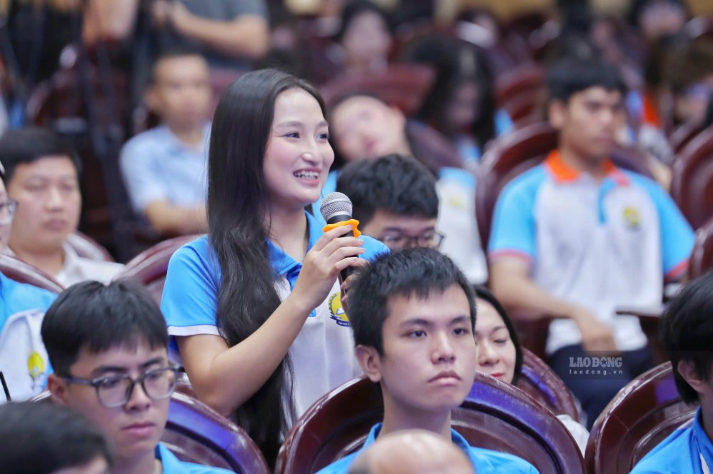 Sinh viên đặt câu hỏi với các khách mời. Ảnh: Tô Thế