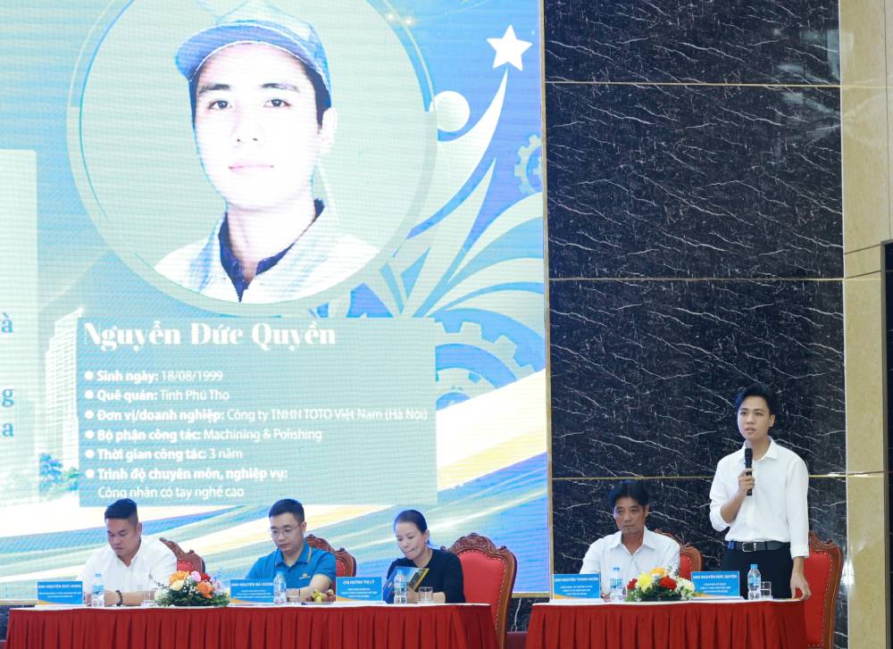 Các công nhân tiêu biểu giao lưu với sinh viên Trường Đại học Công đoàn. Ảnh: Hải Nguyễn