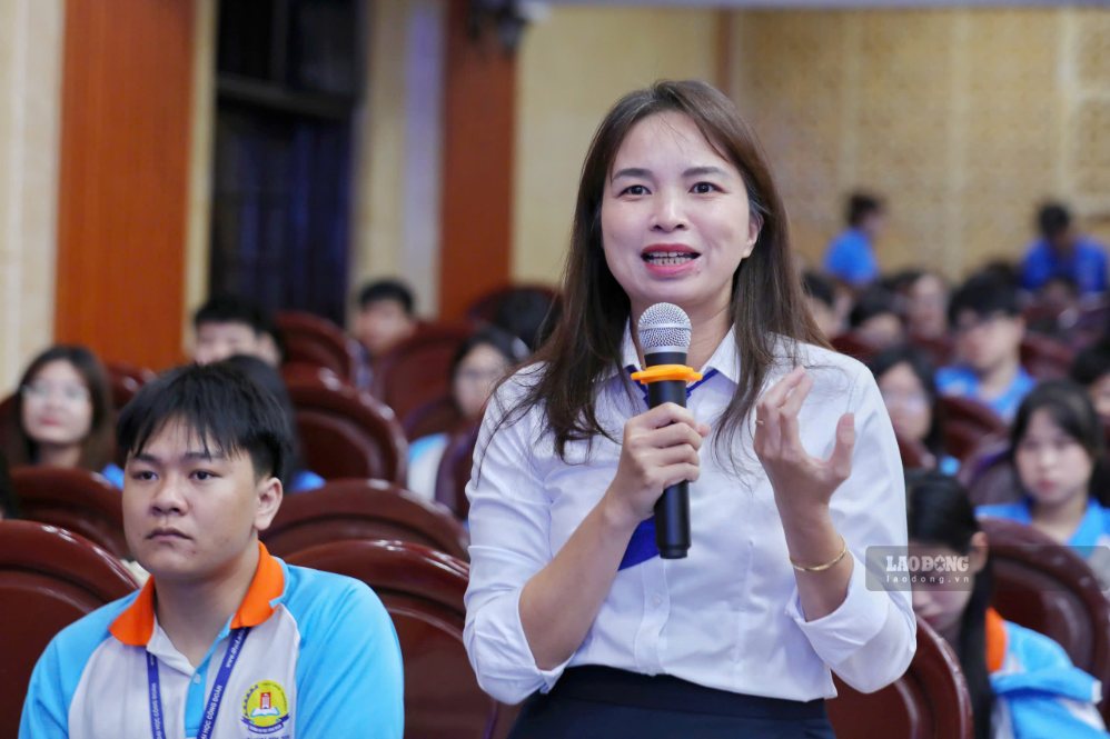 Một giảng viên trường Đại học Công đoàn đặt câu hỏi cho anh Nguyễn Bá Vương. Ảnh: Tô Thế