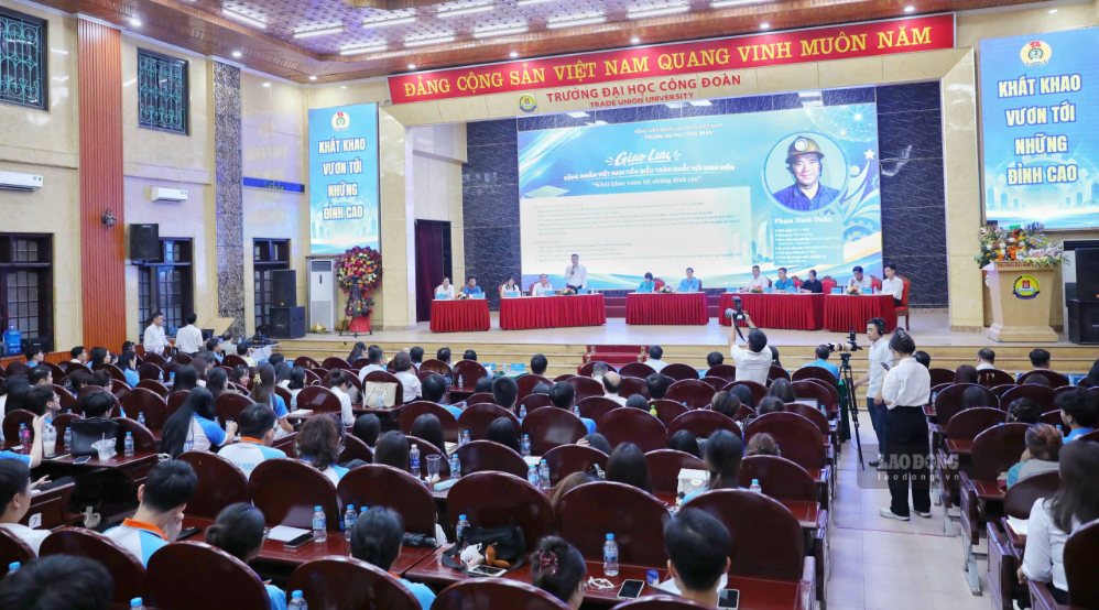 Toàn cảnh cuộc giao lưu. Ảnh: Tô Thế