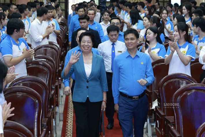 El Sr. Do Van Chien - Miembro del Buró Político, Vicepresidente Permanente de la Asamblea Nacional y el Sr. Nguyen Anh Tuan - Miembro del Comité Central del Partido, Presidente de la Confederación General del Trabajo de Vietnam - entregaron retratos del Presidente Ho Chi Minh y símbolos de la Confederación General del Trabajo de Vietnam a 10 Trabajadores vietnamitas destacados a nivel nacional en 2026. Foto: Hai Nguyen
