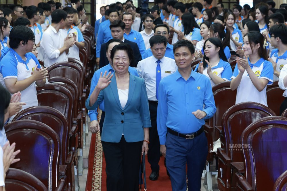 Anh hùng Lao động Cù Thị Hậu - nguyên Ủy viên Trung ương Đảng, nguyên Chủ tịch Tổng Liên đoàn Lao động Việt Nam; ông Ngọ Duy Hiểu - Phó Chủ tịch Thường trực Tổng Liên đoàn Lao động Việt Nam cùng các đại biểu tham dự Chương trình Giao lưu Công nhân Việt Nam tiêu biểu toàn quốc với sinh viên. Ảnh: Hải Nguyễn