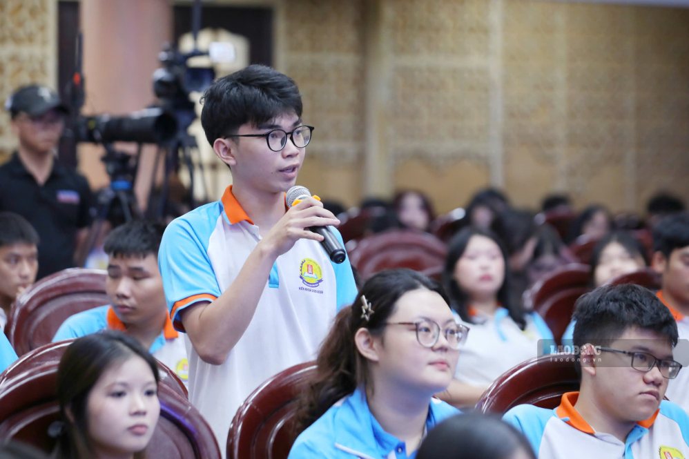 Sinh viên tích cực đặt câu hỏi đến các công nhân tiêu biểu. Ảnh: Tô Thế