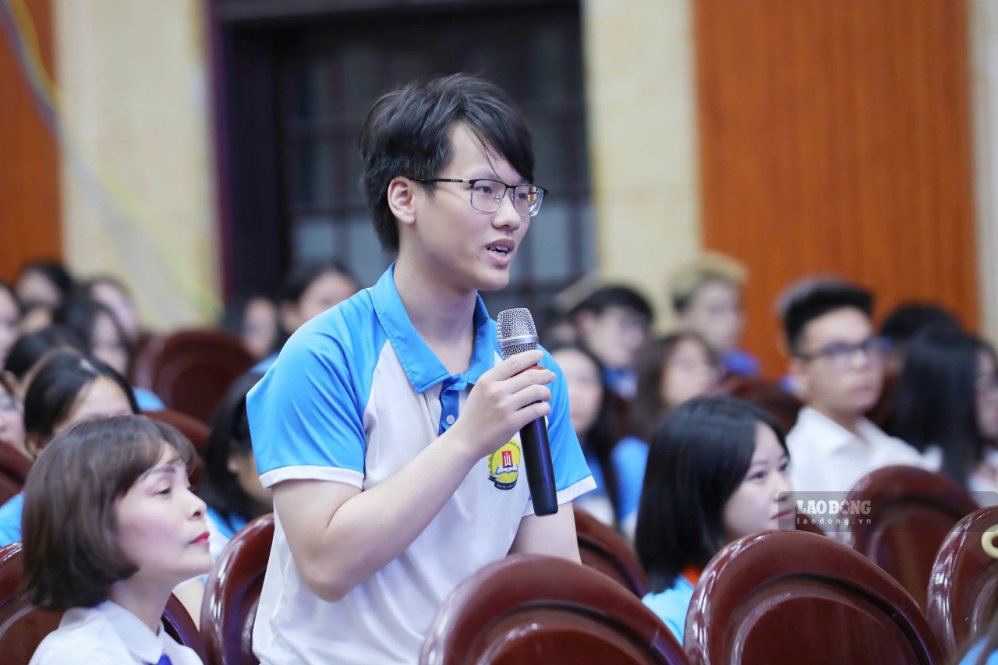 Sinh viên đặt câu hỏi đến các công nhân tiêu biểu. Ảnh: Tô Thế